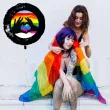 xx balon rece na tle flagi lgbt